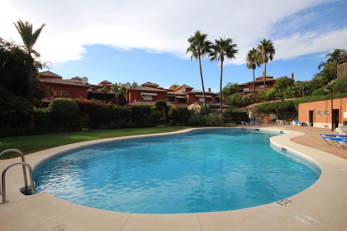 3 soverom Kjedet enebolig til salgs i Marbella med svømmebasseng garasje - € 990 000 (Ref: 7956789)