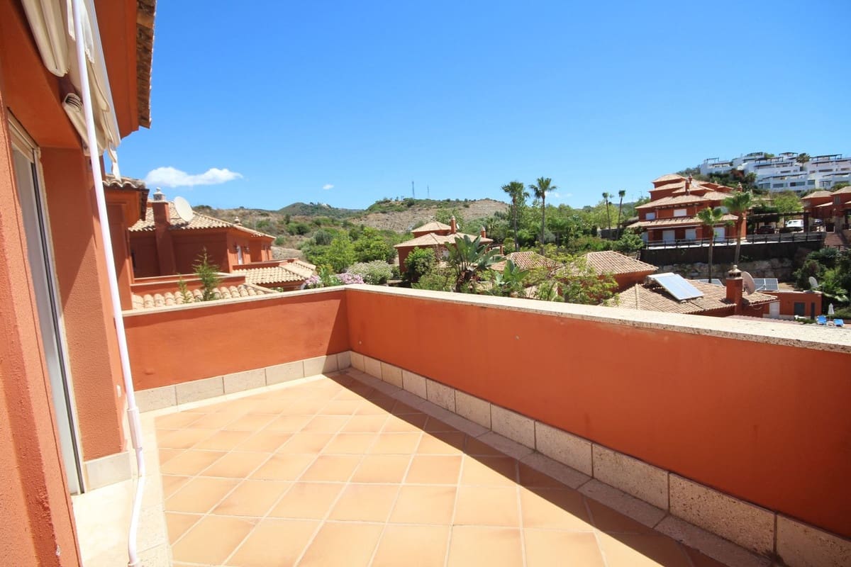 3 soverom Kjedet enebolig til salgs i Marbella med svømmebasseng garasje - € 990 000 (Ref: 7956789)