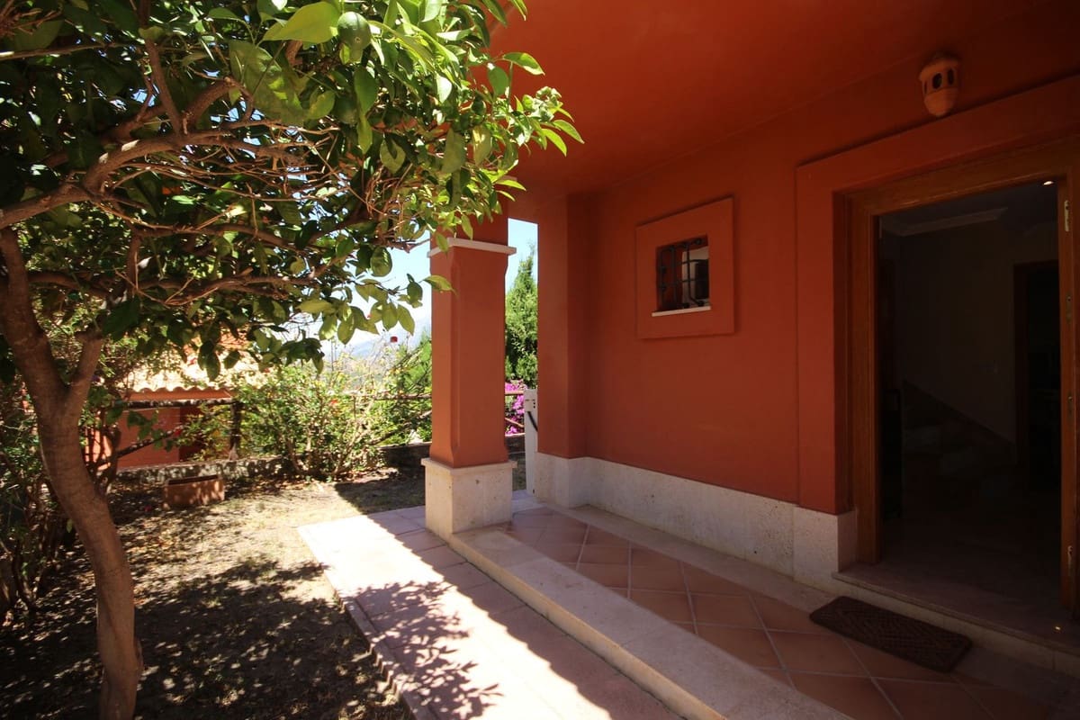 3 soverom Kjedet enebolig til salgs i Marbella med svømmebasseng garasje - € 990 000 (Ref: 7956789)