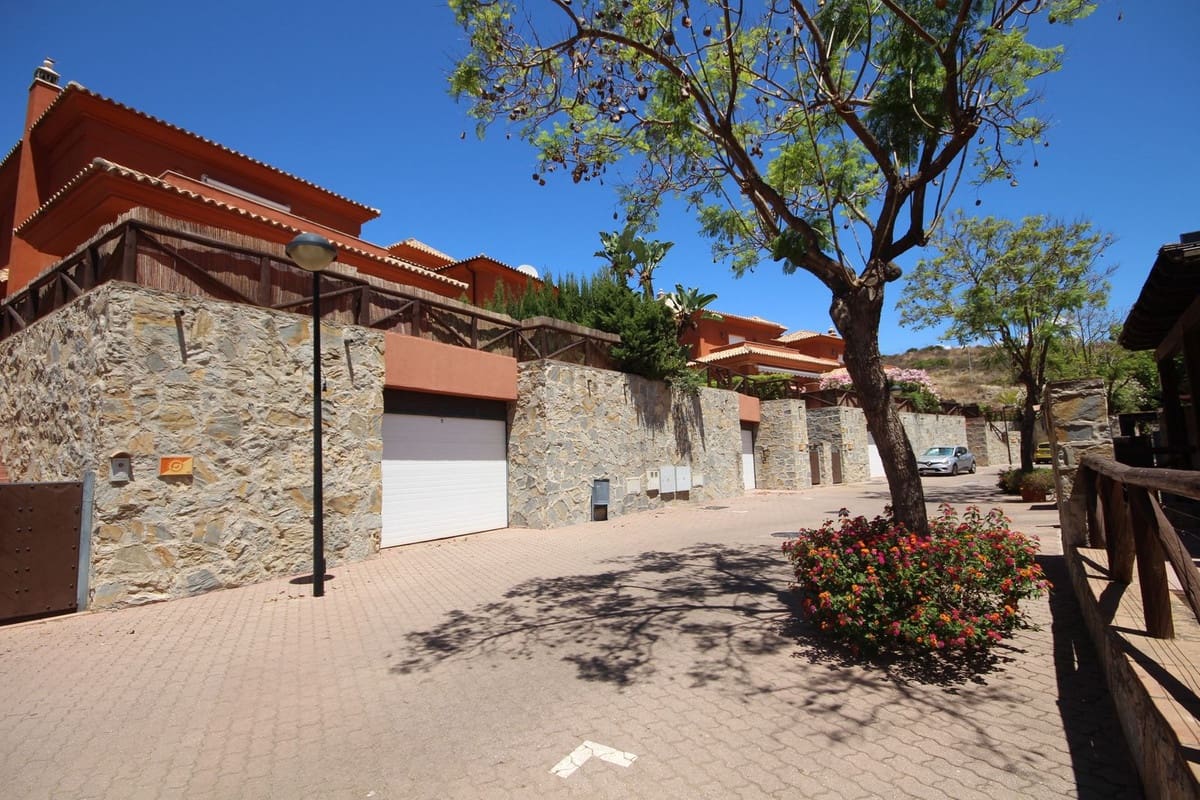 3 soverom Kjedet enebolig til salgs i Marbella med svømmebasseng garasje - € 990 000 (Ref: 7956789)