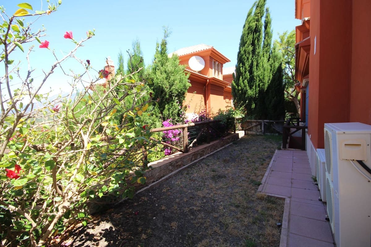 3 soverom Kjedet enebolig til salgs i Marbella med svømmebasseng garasje - € 990 000 (Ref: 7956789)