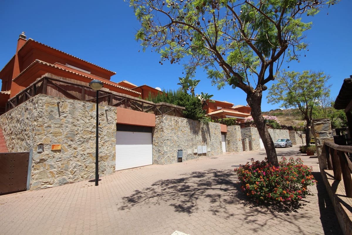 3 soverom Kjedet enebolig til salgs i Marbella med svømmebasseng garasje - € 990 000 (Ref: 7956789)