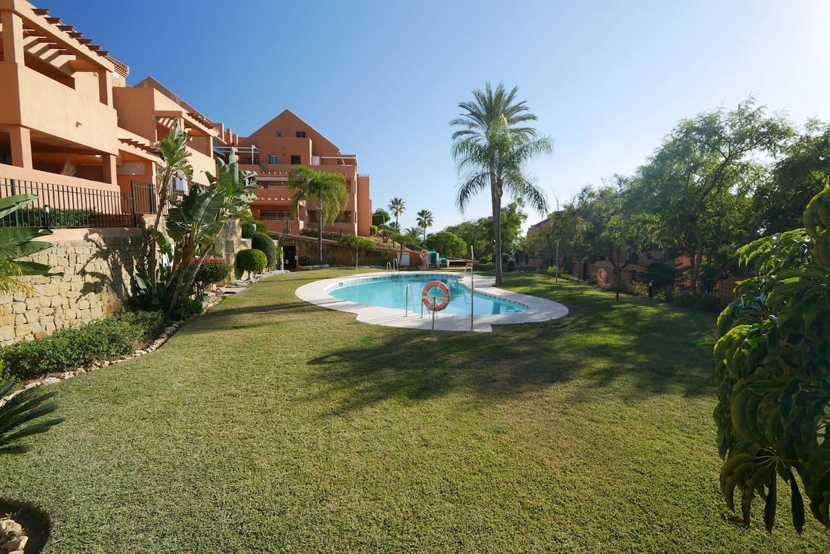 2 bedroom Apartment for sale in Elviria, Marbella with pool garage €