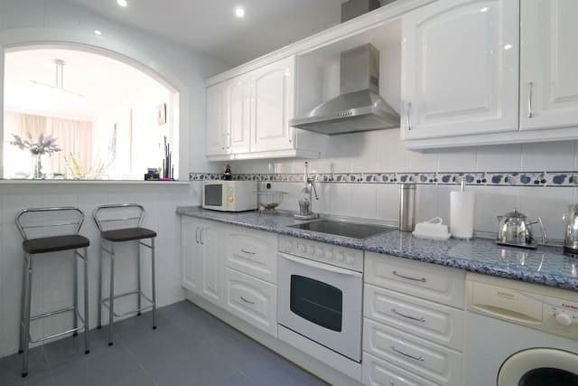 Apartamento de 3 habitaciones en Calahonda, Mijas en venta con piscina - 340.000 € (Ref: 8250942)