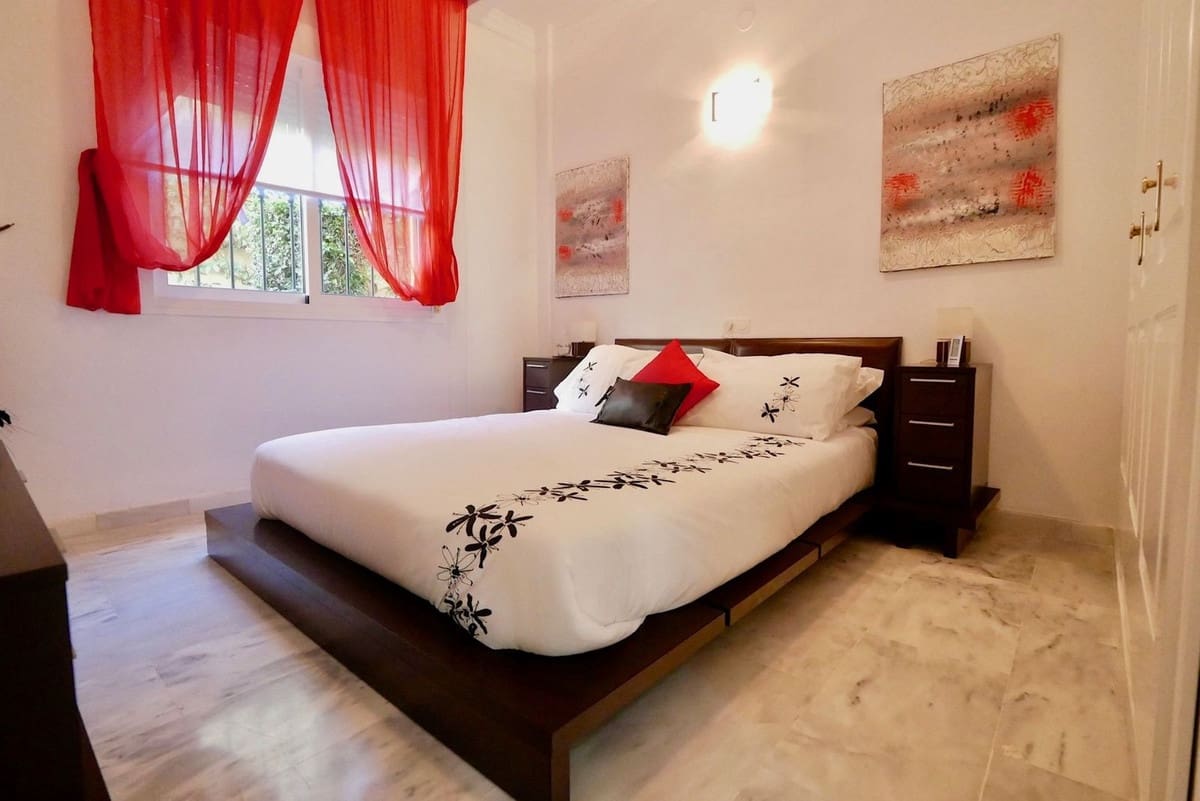 3 bedroom Apartment for sale in Calahonda with pool - € 340,000 (Ref: 8250942)