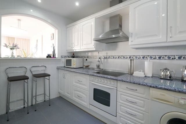 3 makuuhuone Huoneisto myytävänä paikassa Calahonda, Mijas mukana uima-altaan - 340 000 € (Ref: 8250942)