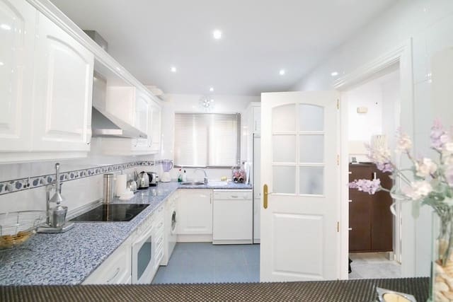 3 makuuhuone Huoneisto myytävänä paikassa Calahonda, Mijas mukana uima-altaan - 340 000 € (Ref: 8250942)