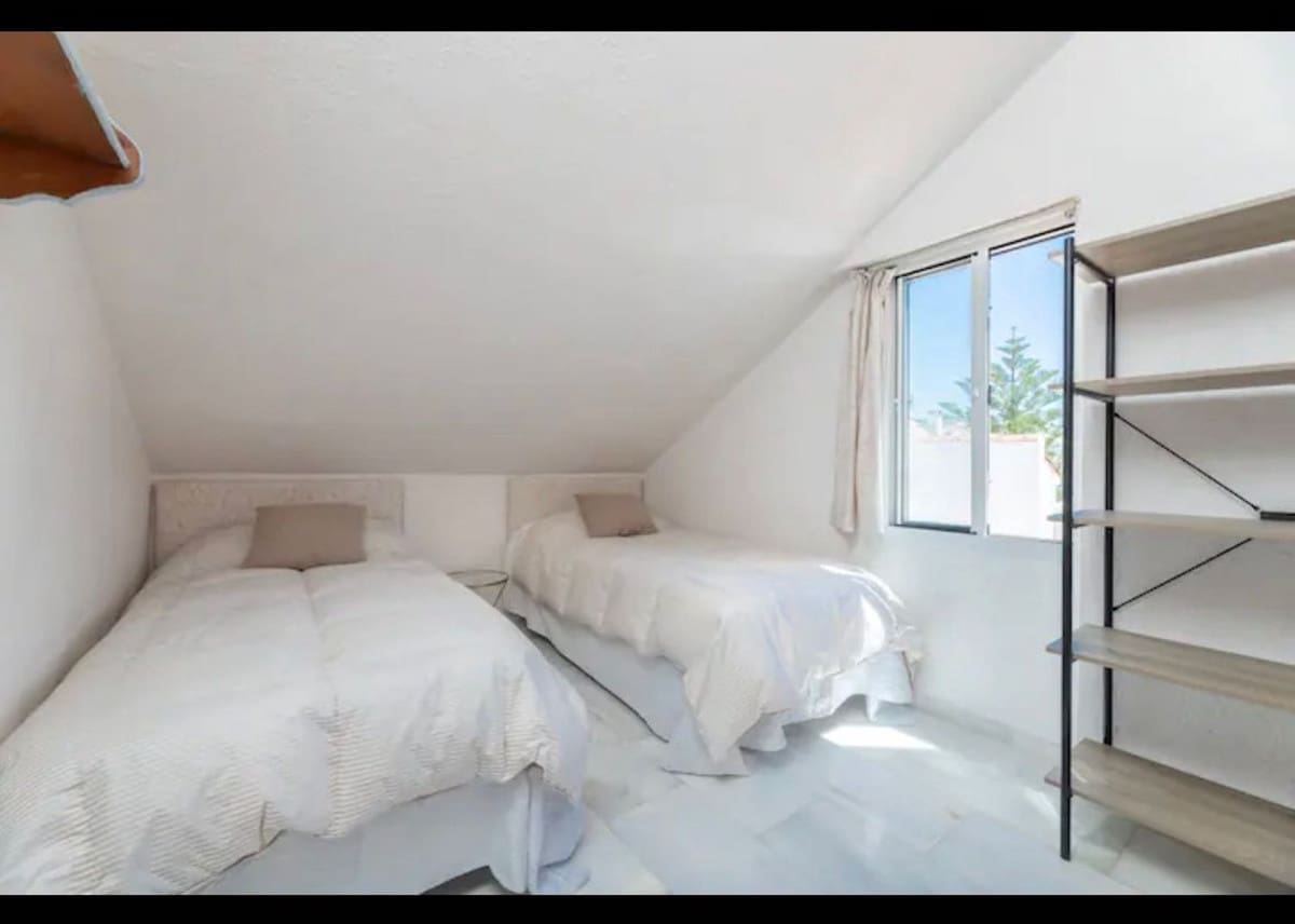 4 soveværelse Semi-Rækkehus til salg i Las Chapas - € 1.950.000 (Ref: 8382475)