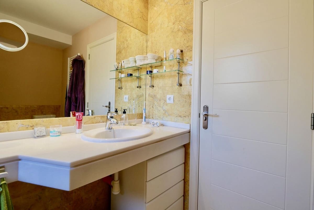 2 bedroom Apartment for sale in Calahonda with pool garage - € 329,000 (Ref: 8397136)