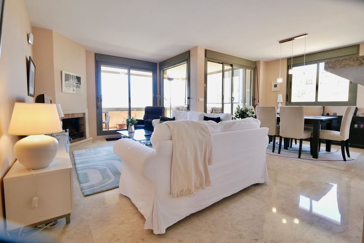 2 bedroom Apartment for sale in Calahonda with pool garage - € 329,000 (Ref: 8397136)