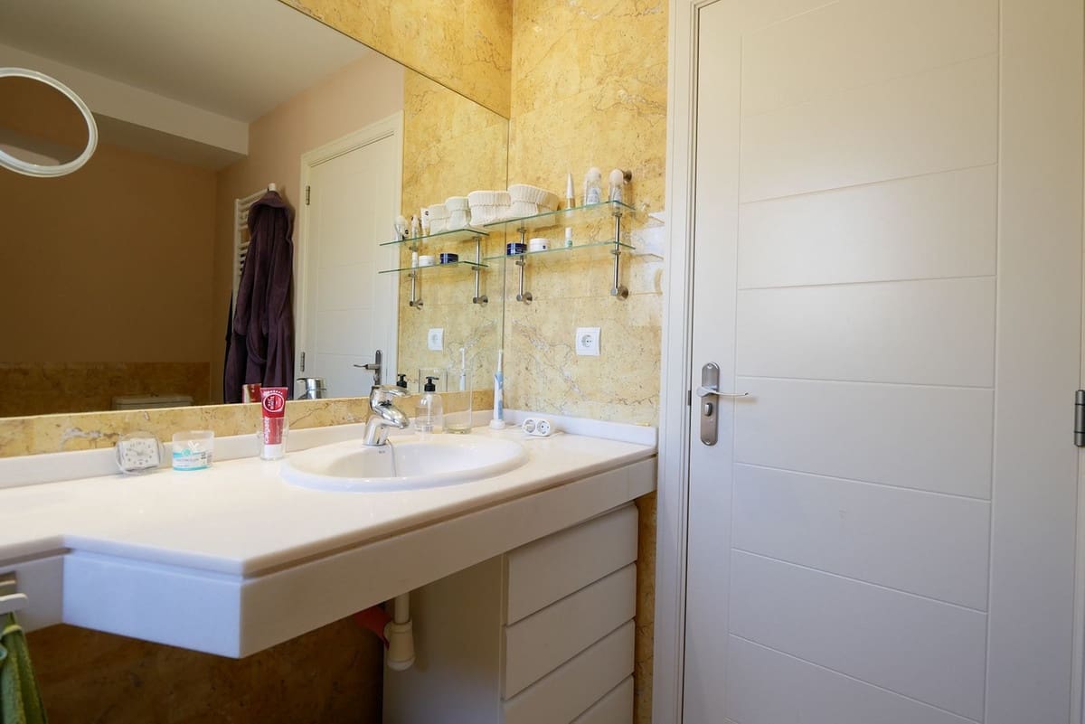 2 bedroom Apartment for sale in Calahonda with pool garage - € 329,000 (Ref: 8397136)