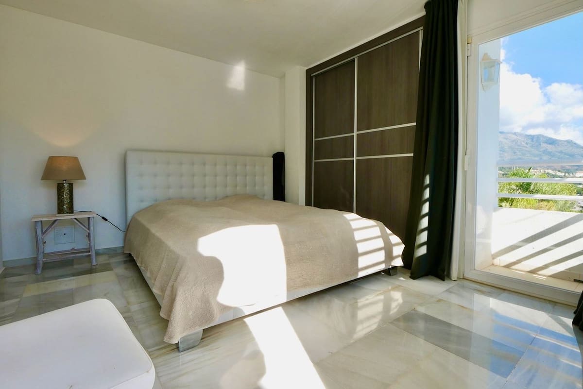 3 sypialnia Dom blizniak na sprzedaż w Nueva Andalucia z basenem garażem - 649 000 € (Ref: 8481634)