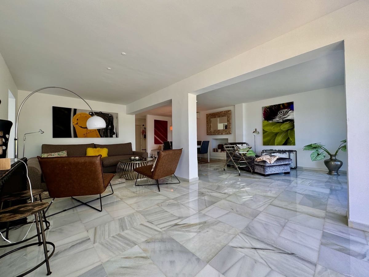 3 sypialnia Dom blizniak na sprzedaż w Nueva Andalucia z basenem garażem - 649 000 € (Ref: 8481634)