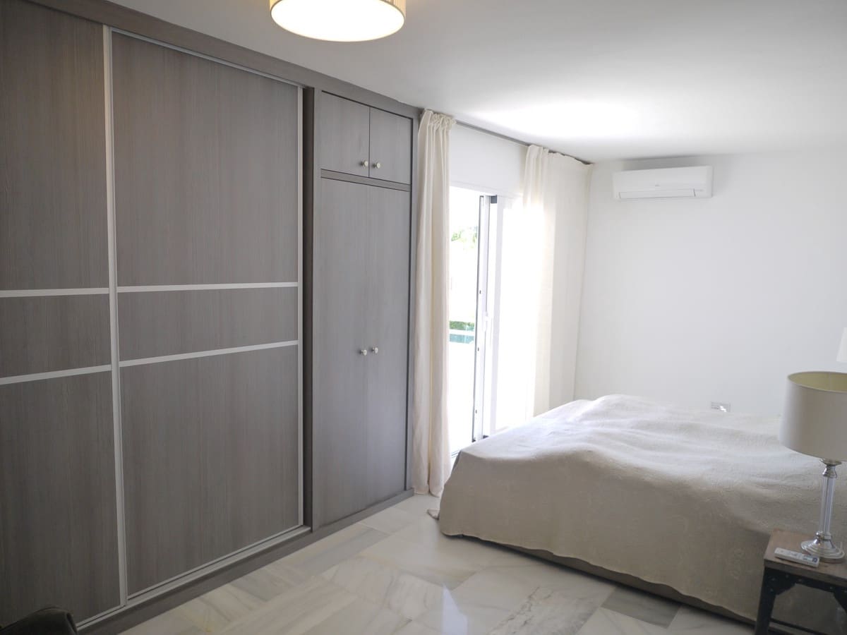 3 sypialnia Dom blizniak na sprzedaż w Nueva Andalucia z basenem garażem - 649 000 € (Ref: 8481634)