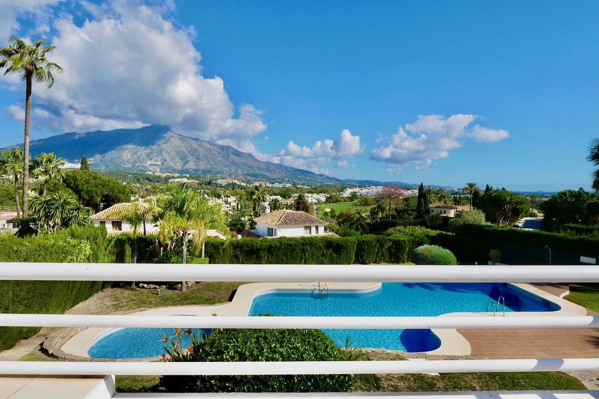 3 sypialnia Dom blizniak na sprzedaż w Nueva Andalucia z basenem garażem - 649 000 € (Ref: 8481634)