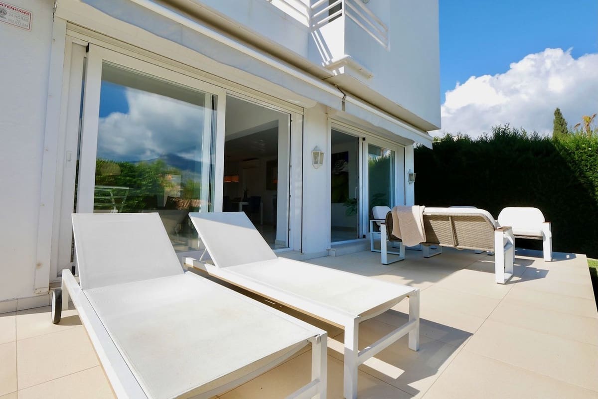 3 sypialnia Dom blizniak na sprzedaż w Nueva Andalucia z basenem garażem - 649 000 € (Ref: 8481634)