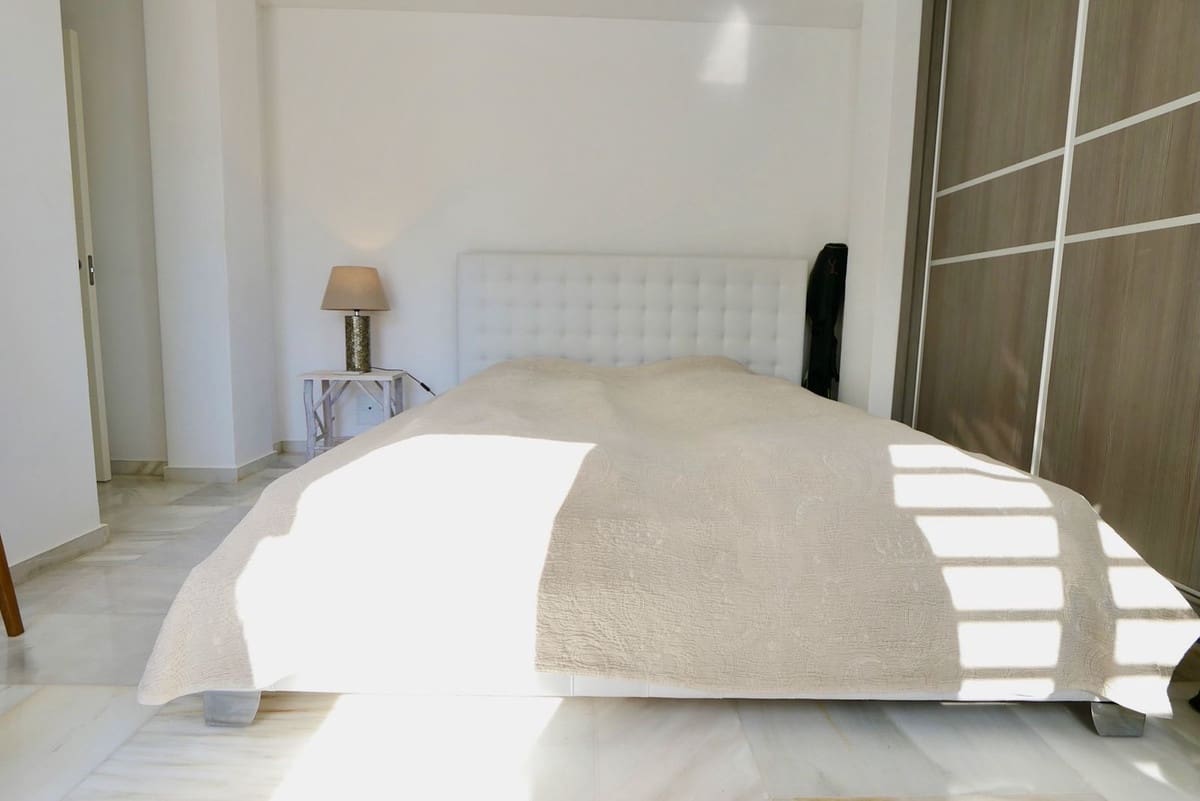 3 sypialnia Dom blizniak na sprzedaż w Nueva Andalucia z basenem garażem - 649 000 € (Ref: 8481634)