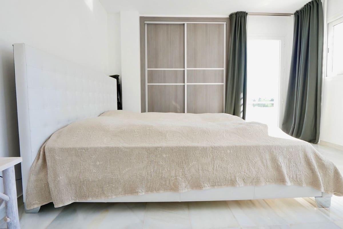 3 sypialnia Dom blizniak na sprzedaż w Nueva Andalucia z basenem garażem - 649 000 € (Ref: 8481634)