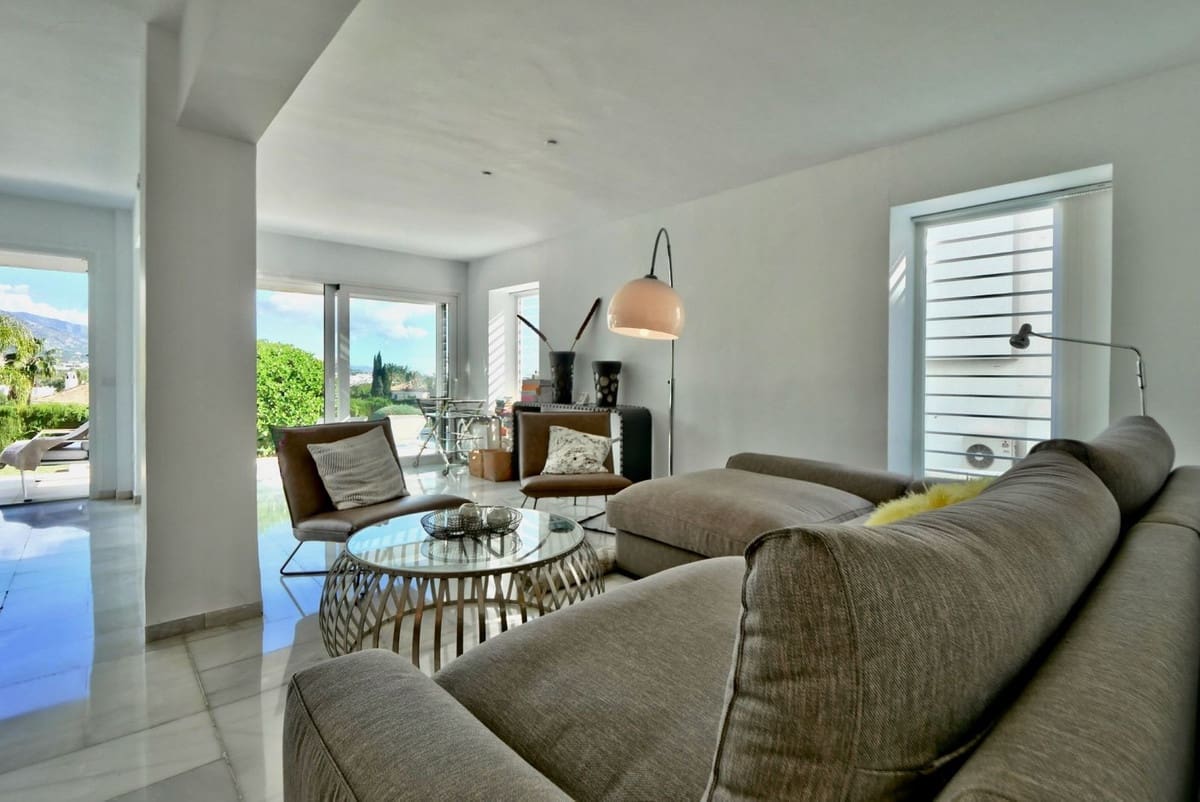 3 sypialnia Dom blizniak na sprzedaż w Nueva Andalucia z basenem garażem - 649 000 € (Ref: 8481634)