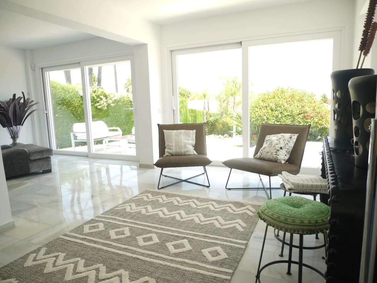 3 sypialnia Dom blizniak na sprzedaż w Nueva Andalucia z basenem garażem - 649 000 € (Ref: 8481634)