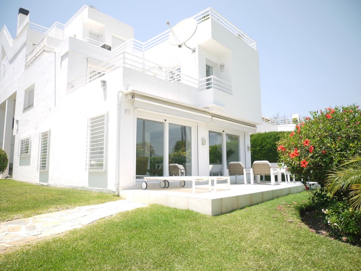 3 sypialnia Dom blizniak na sprzedaż w Nueva Andalucia z basenem garażem - 649 000 € (Ref: 8481634)