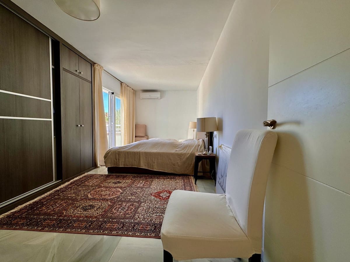 3 sypialnia Dom blizniak na sprzedaż w Nueva Andalucia z basenem garażem - 649 000 € (Ref: 8481634)