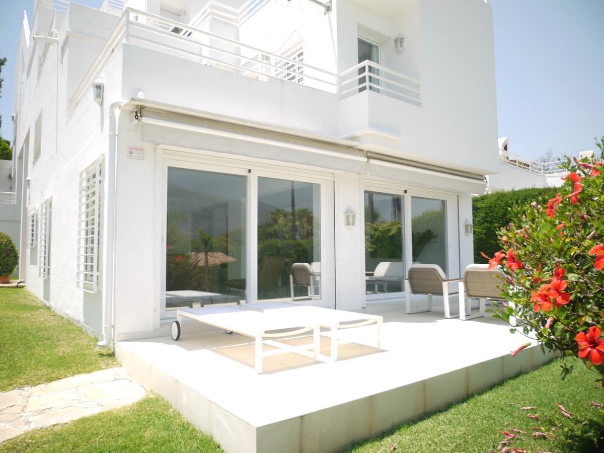 3 sypialnia Dom blizniak na sprzedaż w Nueva Andalucia z basenem garażem - 649 000 € (Ref: 8481634)