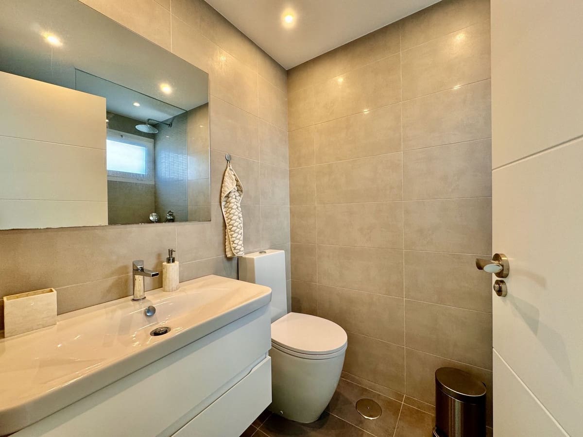 3 sypialnia Dom blizniak na sprzedaż w Nueva Andalucia z basenem garażem - 649 000 € (Ref: 8481634)