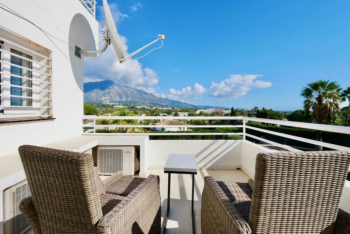 3 sypialnia Dom blizniak na sprzedaż w Nueva Andalucia z basenem garażem - 649 000 € (Ref: 8481634)