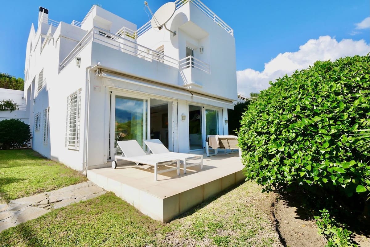 3 sypialnia Dom blizniak na sprzedaż w Nueva Andalucia z basenem garażem - 649 000 € (Ref: 8481634)