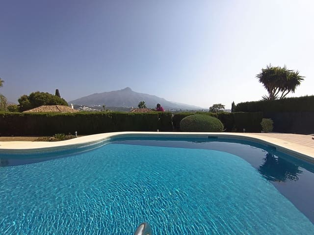 3 soveværelse Semi-Rækkehus til salg i Nueva Andalucia, Marbella med swimmingpool garage - € 649.000 (Ref: 8481634)