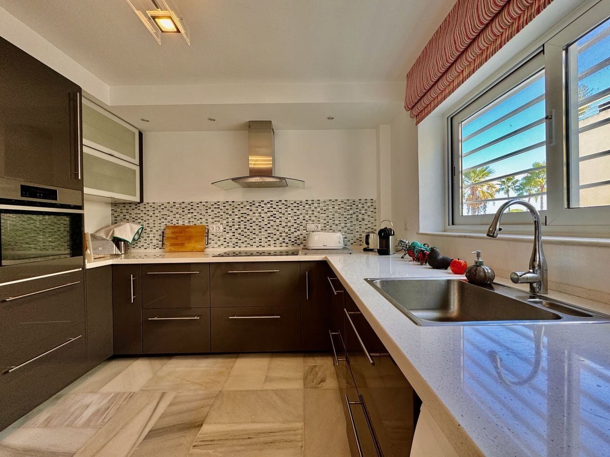 3 bedroom Semi-detached Villa for sale in Nueva Andalucia with pool garage - € 649,000 (Ref: 8481634)