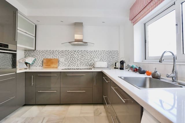 3 slaapkamer Halfvrijstaande villa te koop in Nueva Andalucia, Marbella met zwembad garage - € 649.000 (Ref: 8481634)