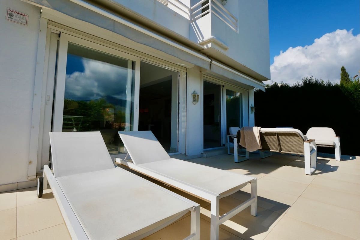 3 soveværelse Semi-Rækkehus til salg i Nueva Andalucia med swimmingpool garage - € 649.000 (Ref: 8481634)