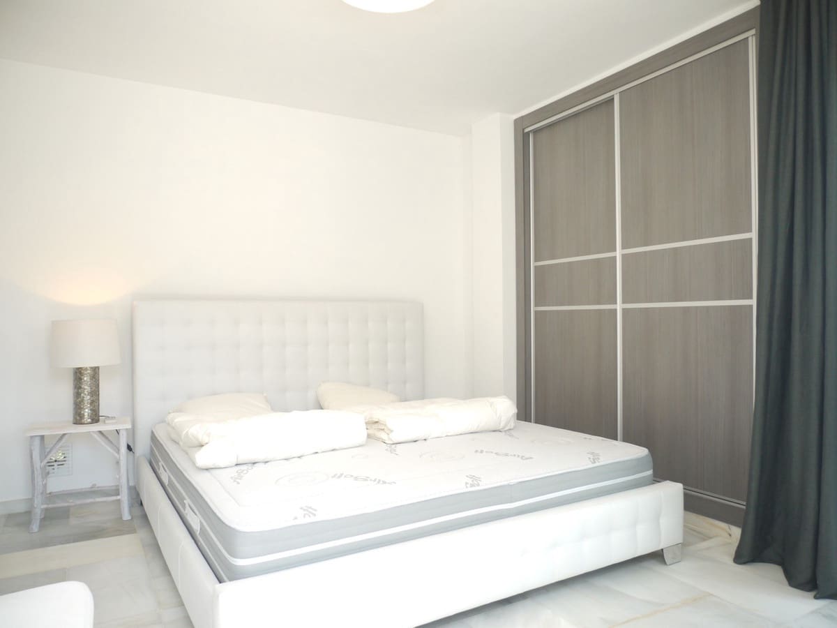 3 soveværelse Semi-Rækkehus til salg i Nueva Andalucia med swimmingpool garage - € 649.000 (Ref: 8481634)