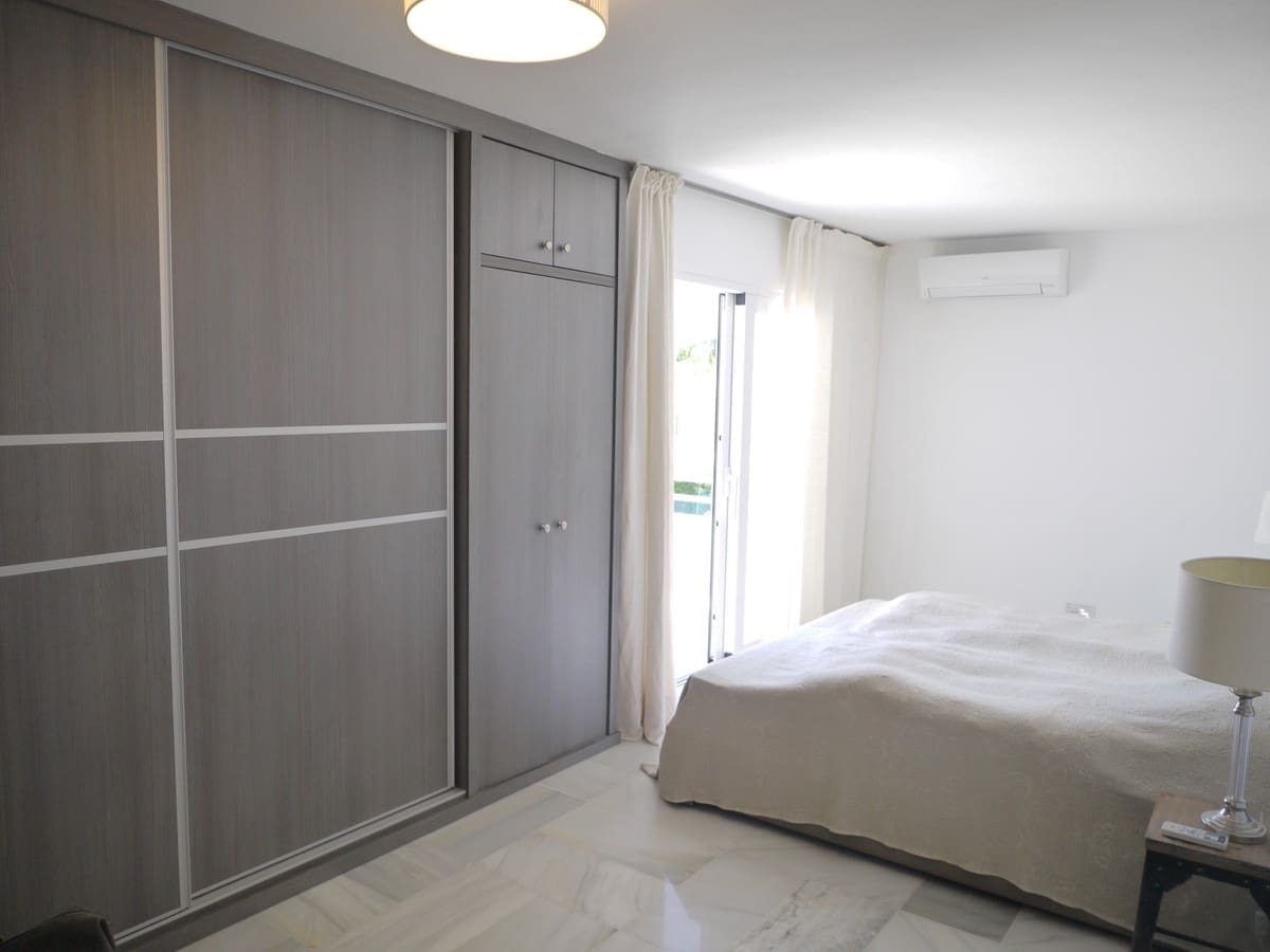 3 soveværelse Semi-Rækkehus til salg i Nueva Andalucia med swimmingpool garage - € 649.000 (Ref: 8481634)