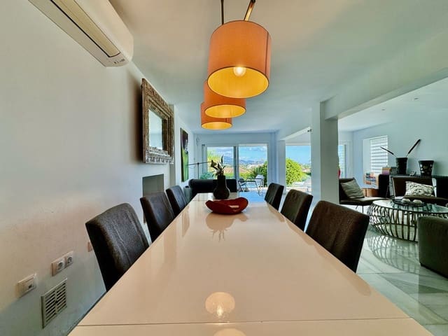 3 sovrum Semi-fristående Villa till salu i Nueva Andalucia, Marbella med pool garage - 649 000 € (Ref: 8481634)