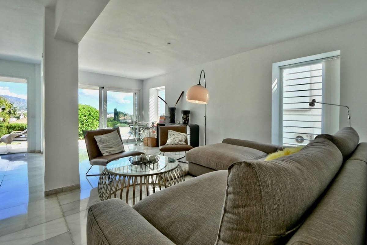 3 soveværelse Semi-Rækkehus til salg i Nueva Andalucia med swimmingpool garage - € 649.000 (Ref: 8481634)