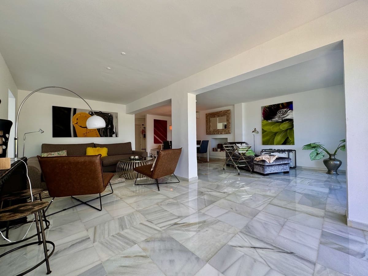 3 soveværelse Semi-Rækkehus til salg i Nueva Andalucia med swimmingpool garage - € 649.000 (Ref: 8481634)