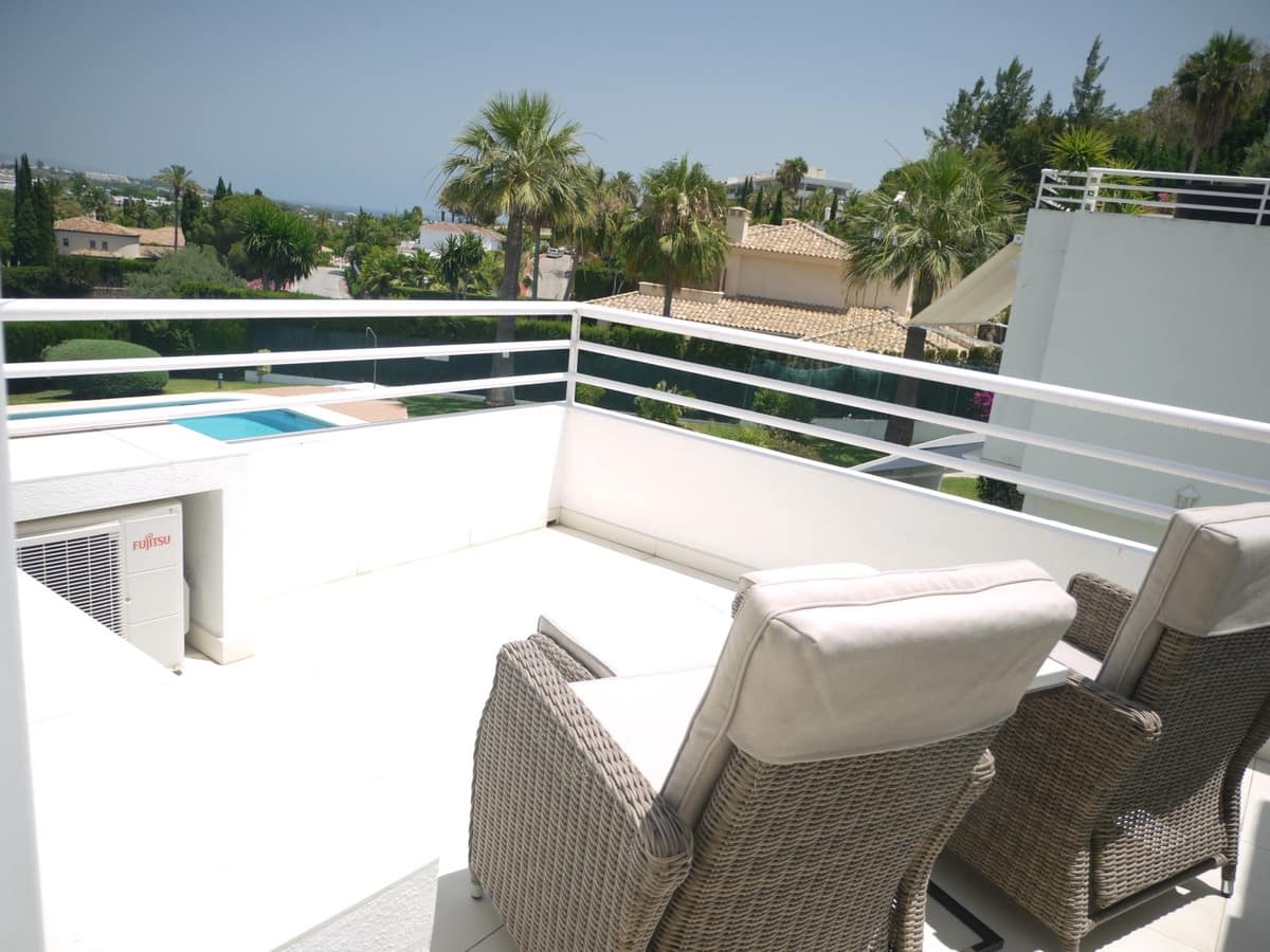 3 soveværelse Semi-Rækkehus til salg i Nueva Andalucia med swimmingpool garage - € 649.000 (Ref: 8481634)