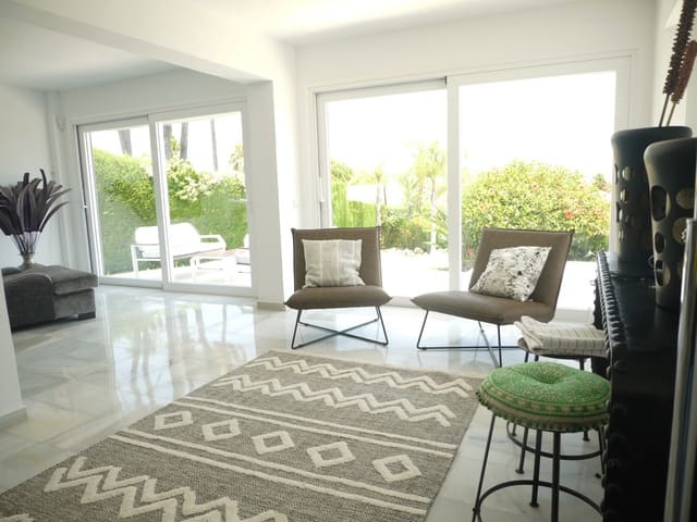 3 sovrum Semi-fristående Villa till salu i Nueva Andalucia, Marbella med pool garage - 649 000 € (Ref: 8481634)