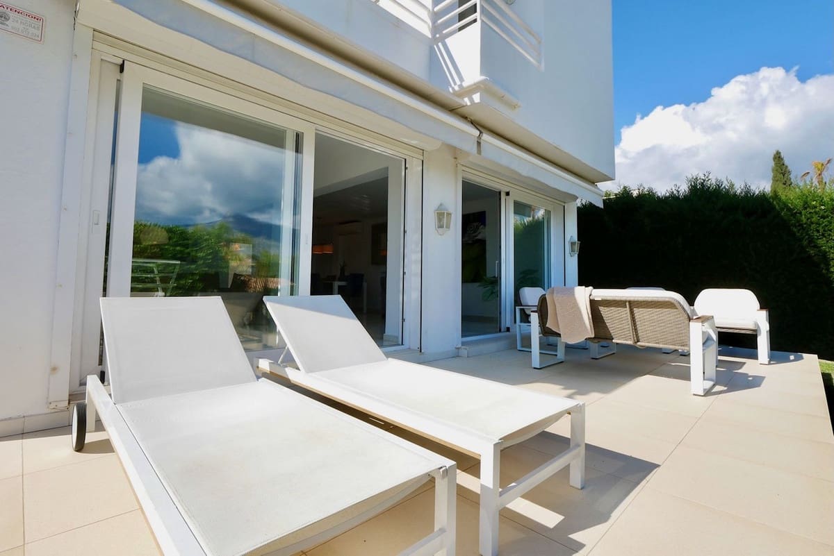 3 soveværelse Semi-Rækkehus til salg i Nueva Andalucia med swimmingpool garage - € 649.000 (Ref: 8481634)