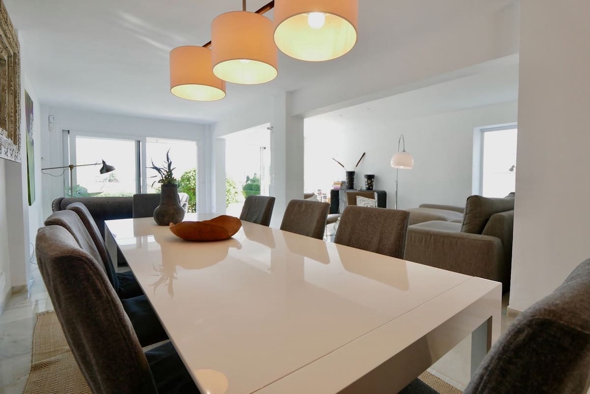 3 soveværelse Semi-Rækkehus til salg i Nueva Andalucia med swimmingpool garage - € 649.000 (Ref: 8481634)