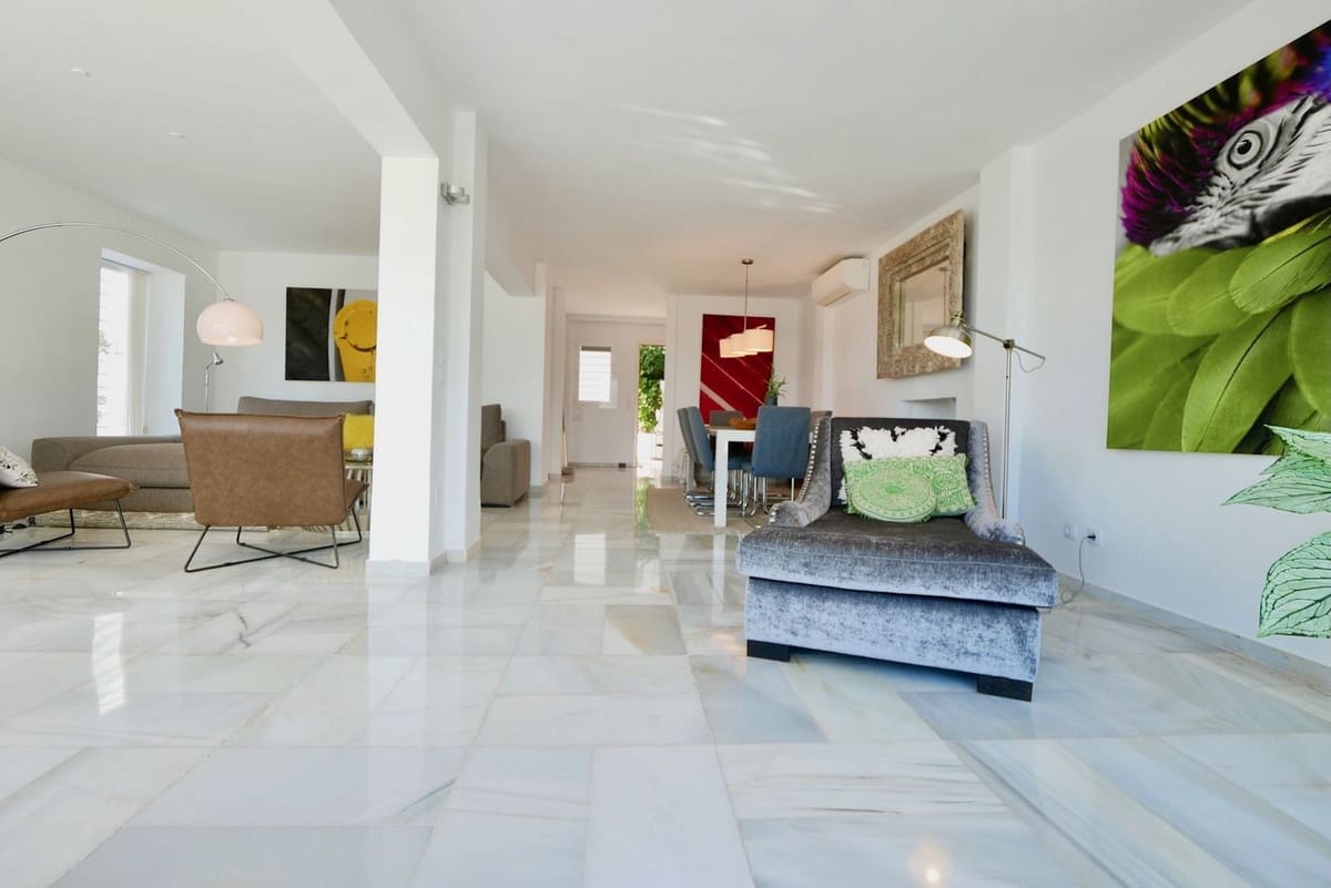 3 soveværelse Semi-Rækkehus til salg i Nueva Andalucia med swimmingpool garage - € 649.000 (Ref: 8481634)