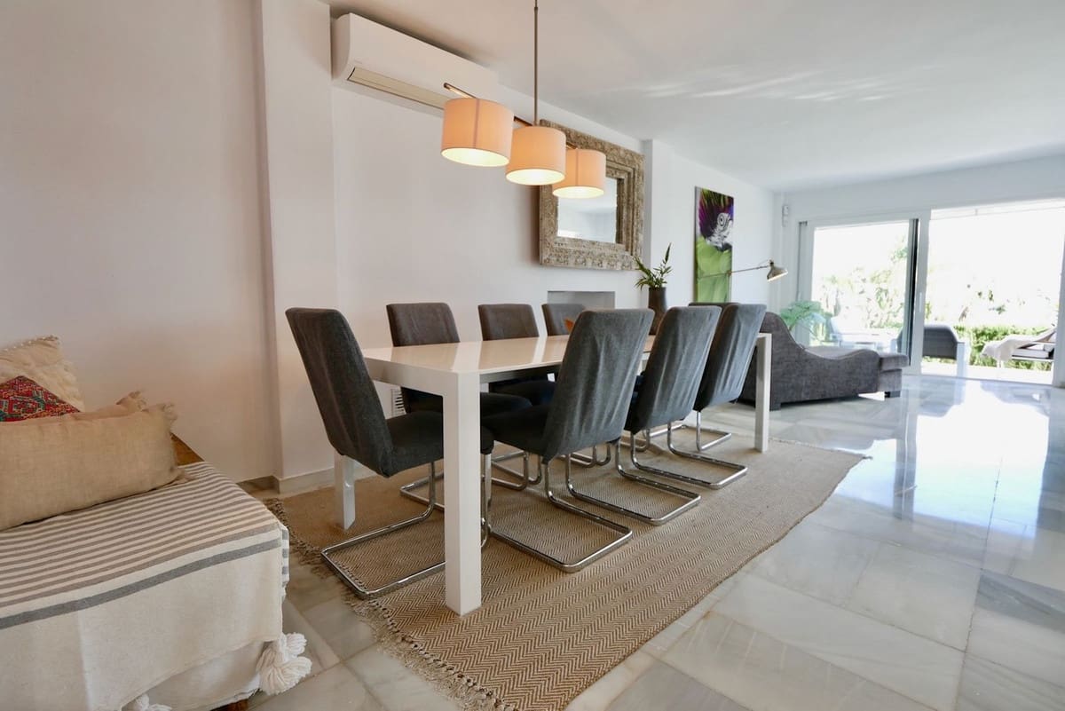 3 soveværelse Semi-Rækkehus til salg i Nueva Andalucia med swimmingpool garage - € 649.000 (Ref: 8481634)