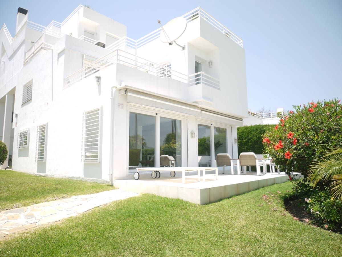 3 soveværelse Semi-Rækkehus til salg i Nueva Andalucia med swimmingpool garage - € 649.000 (Ref: 8481634)