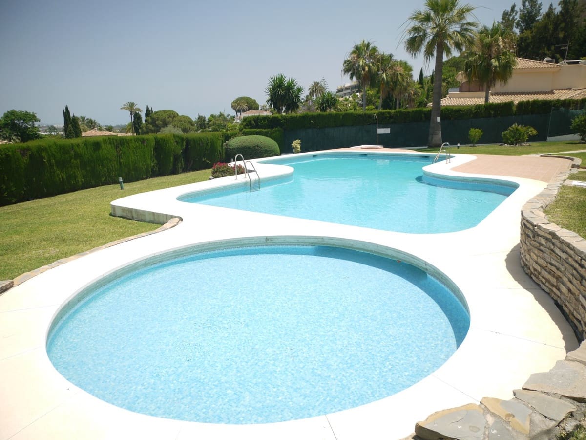 3 soveværelse Semi-Rækkehus til salg i Nueva Andalucia med swimmingpool garage - € 649.000 (Ref: 8481634)