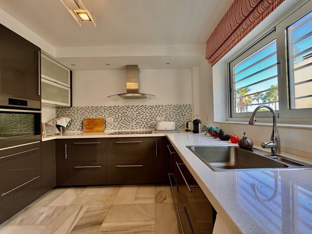 3 soveværelse Semi-Rækkehus til salg i Nueva Andalucia med swimmingpool garage - € 649.000 (Ref: 8481634)