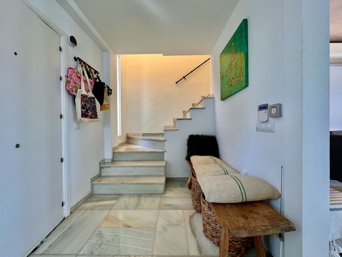 3 soveværelse Semi-Rækkehus til salg i Nueva Andalucia med swimmingpool garage - € 649.000 (Ref: 8481634)