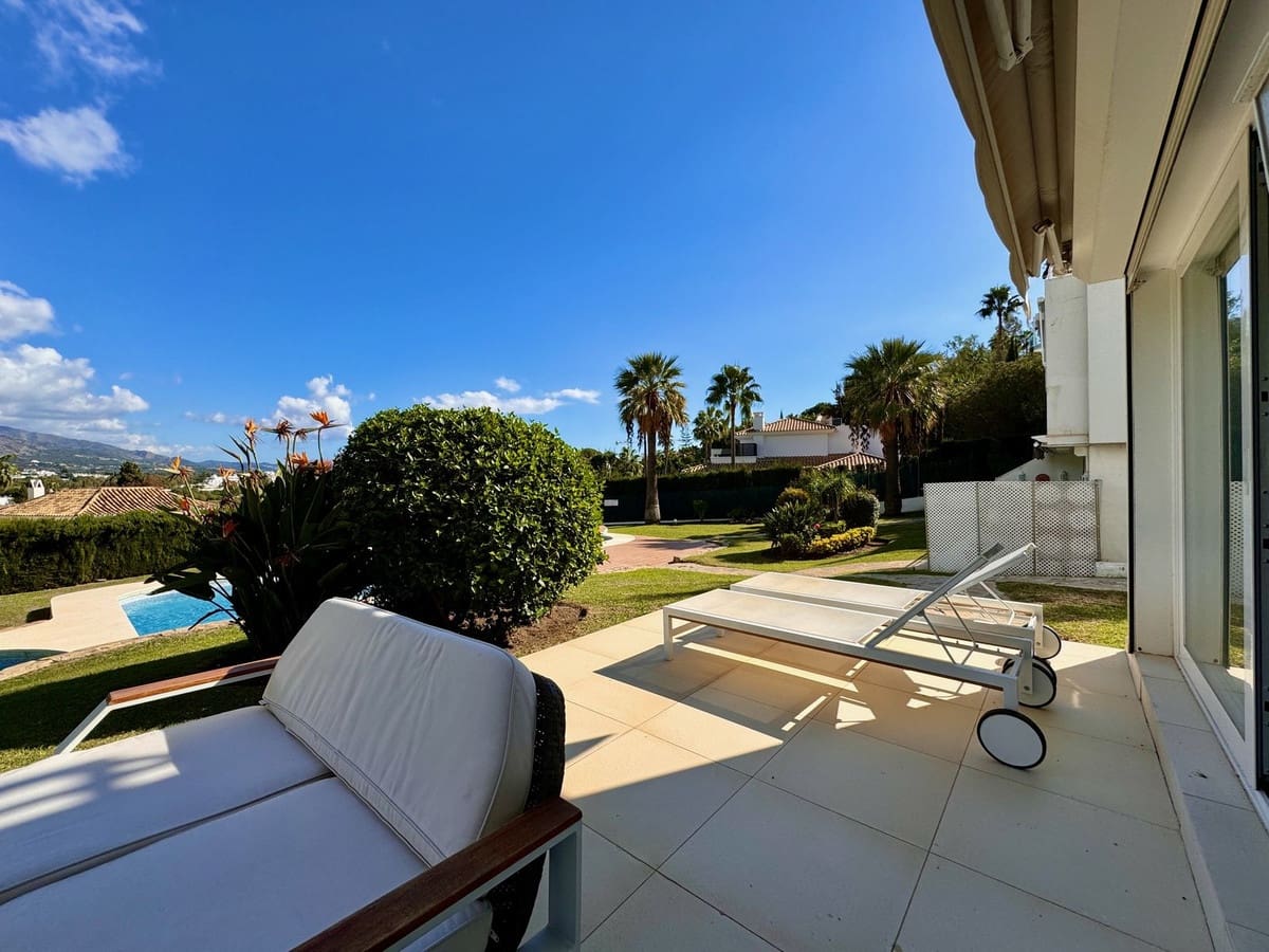 3 soveværelse Semi-Rækkehus til salg i Nueva Andalucia med swimmingpool garage - € 649.000 (Ref: 8481634)